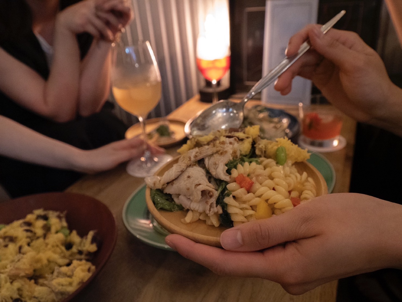 取り分けるビュッフェの料理