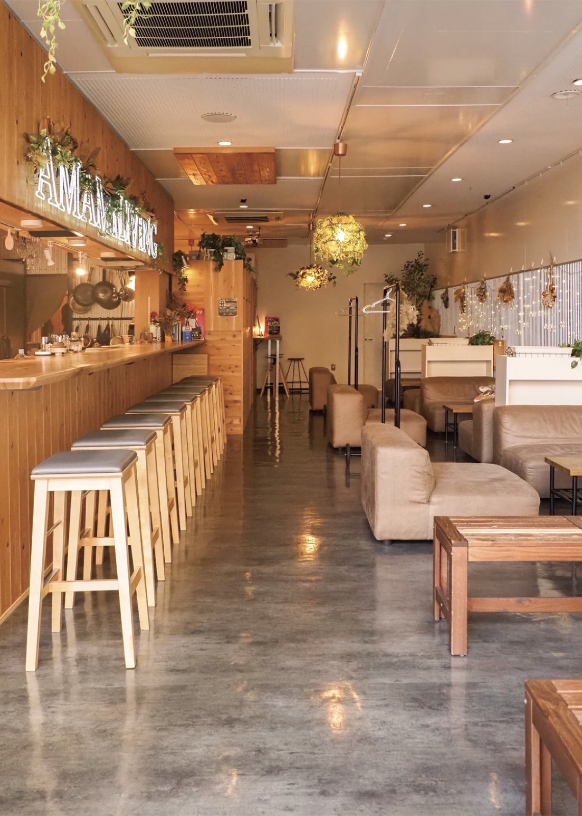 カウンターとソファ席の店内