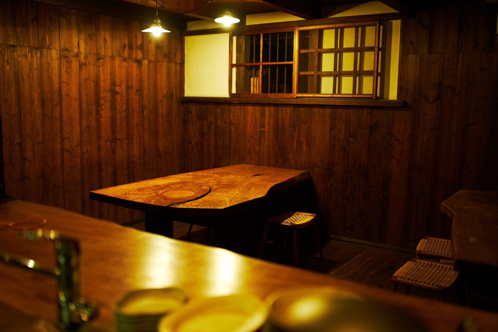 一枚板のテーブルが並ぶ店内