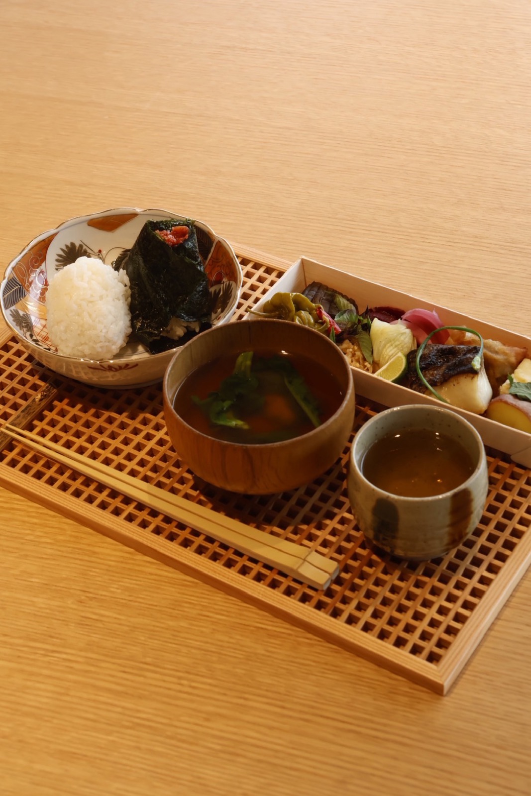 おにぎりと味噌汁の御膳